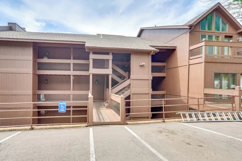 Osage Beach Condo Pools, Boatslip and Pickleball