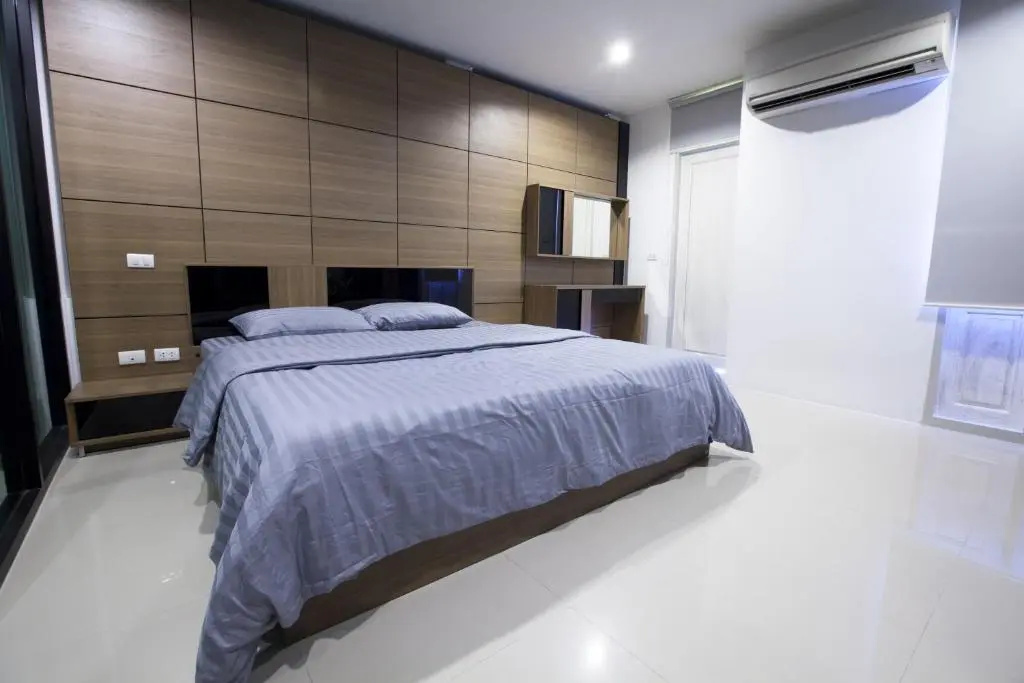 Grand Deluxe Double room (full double bed)