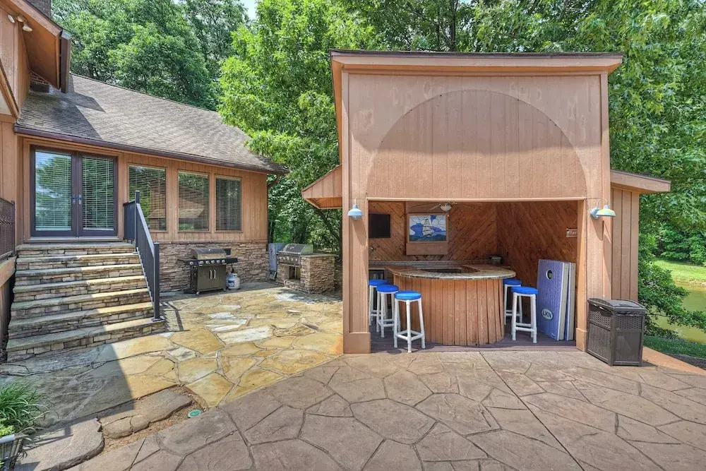 Stay Awhile by Avantstay Lakefront + Pool, Dock