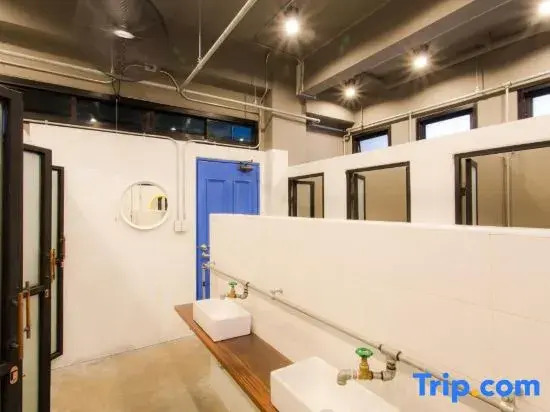 Кровать в общем номере в bloo Hostel