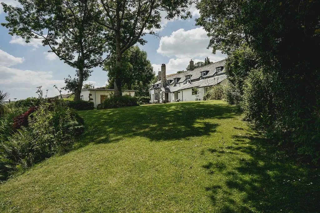 5 Bedrooms Cottage