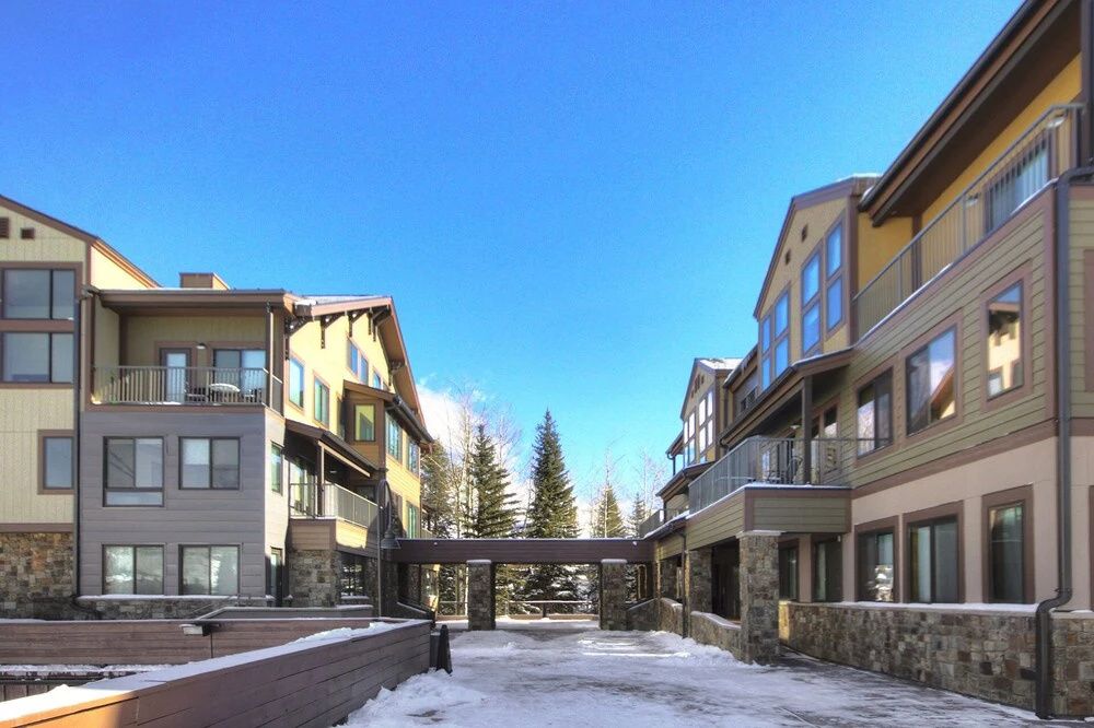 2796 Slopeside 2 Bedroom Condo by RedAwning