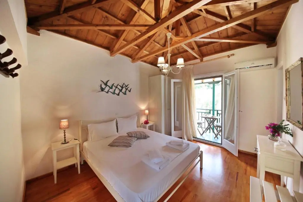 Standard Double room with garden view (full double bed)