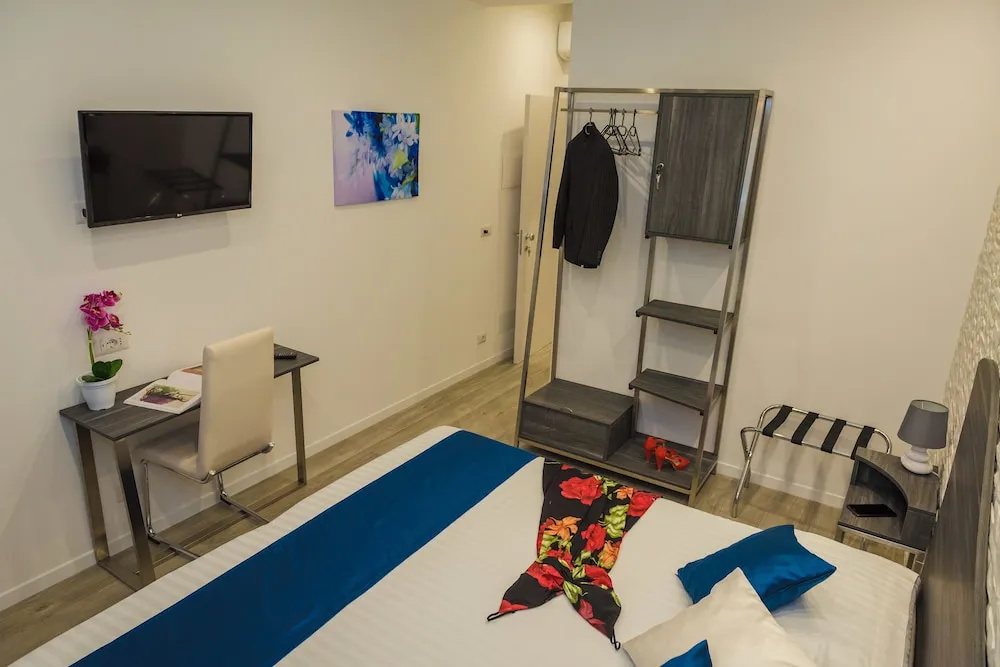 Standard Double room with city view (full double bed)