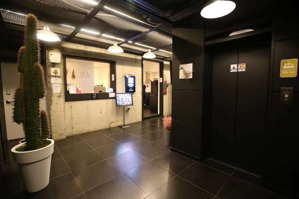 Lobby & Reception