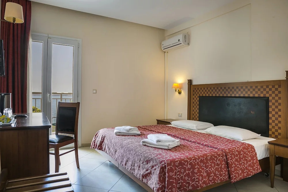 Double room with pool view (full double bed)