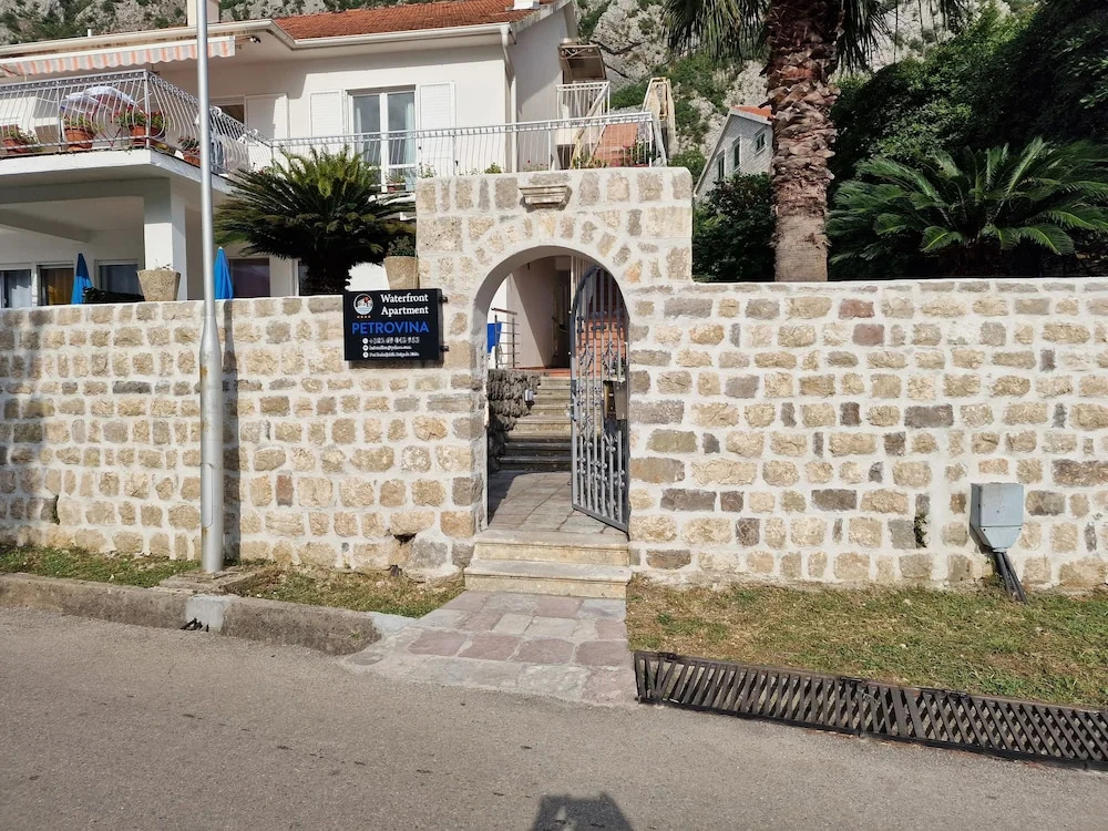 Waterfront Apartment Petrovina