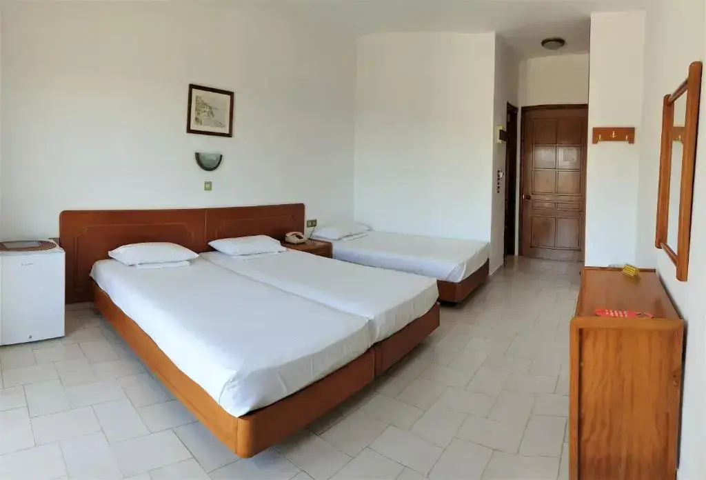 Standard Triple room with sea view