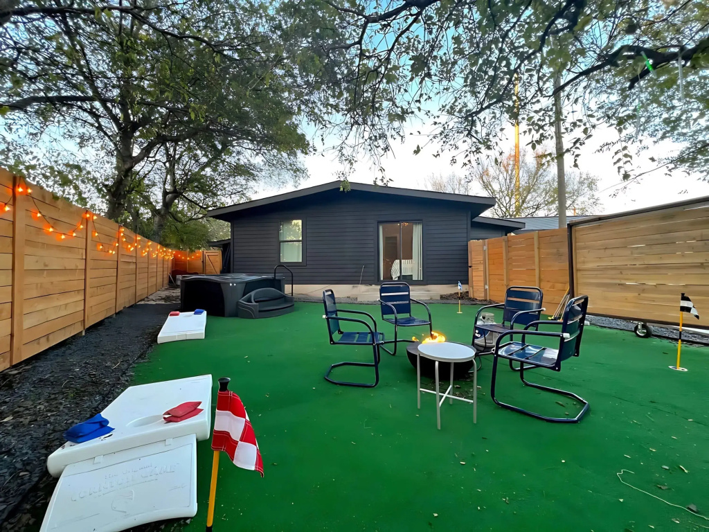 Hot Tub Royale Rainey Street — 6 minute drive
