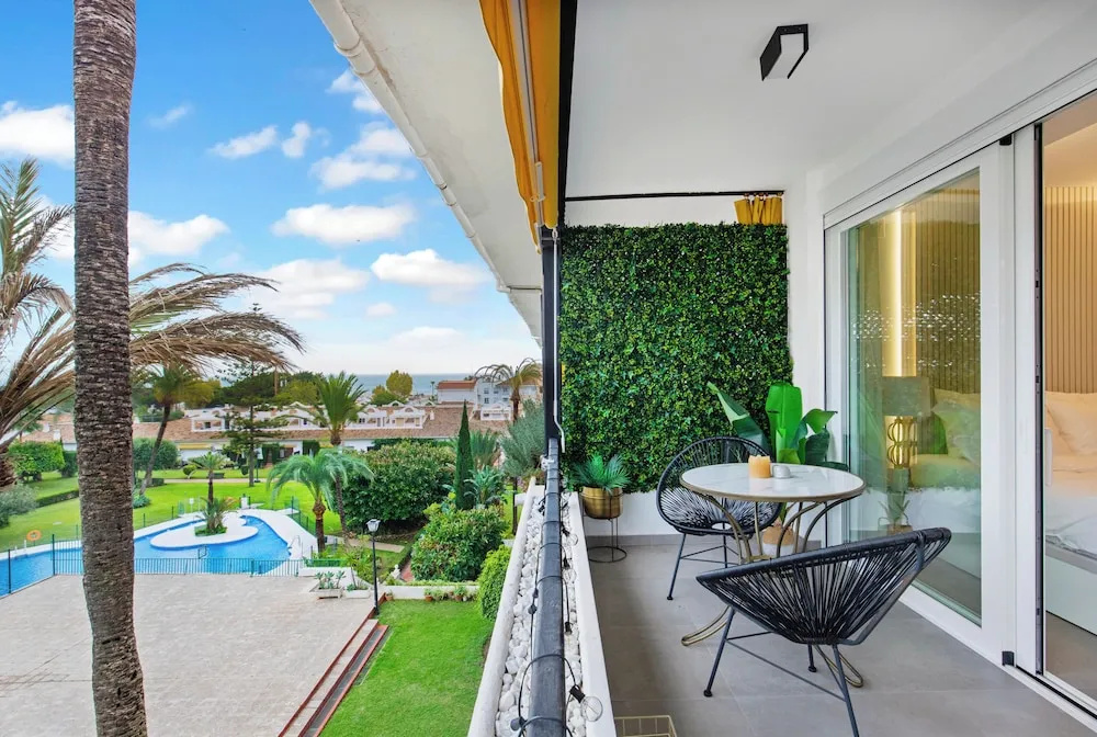 Golden Mile Lux Sea View Suite & Balcony