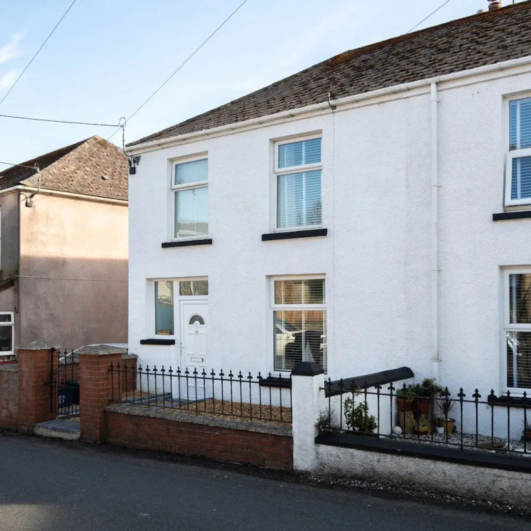 Comfrey Cottage - Lovely Cottage Near the Beach