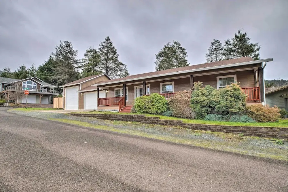 Pet-friendly PNW Home, 1 Mi to Rockaway Beach