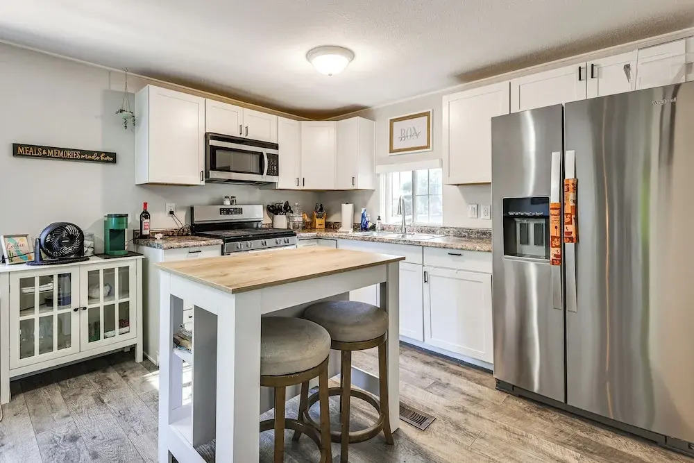 Updated Escape w/ Game Room 1 Block to River! — фото 3