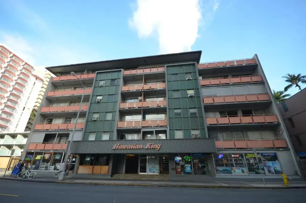 Hawaiian King 501 Studio, Pool and BBQ Grill, Sleeps 4