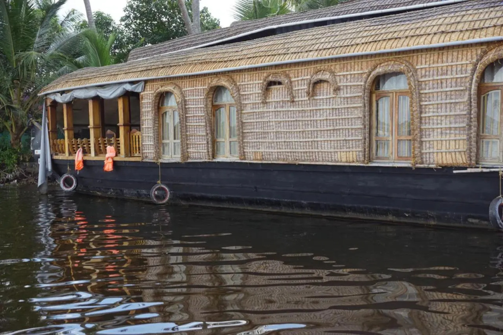 Soma Houseboat - Général