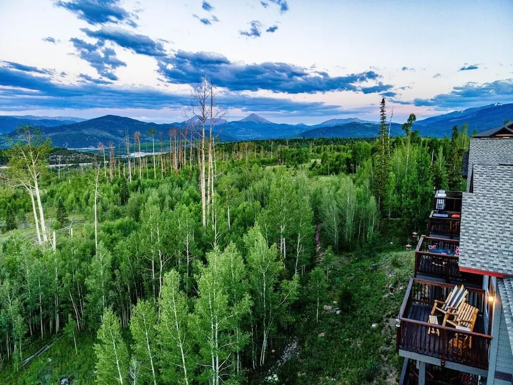97A Exceptional Views, 4 BR, Central Location by RedAwning