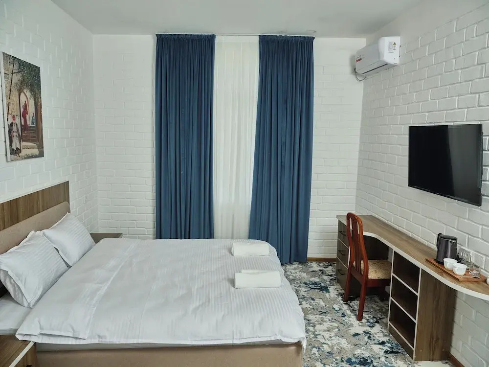 Standard Double room with city view (full double bed)