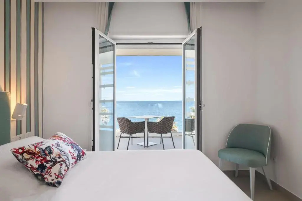 Deluxe Double room with balcony and with sea view (full double bed)
