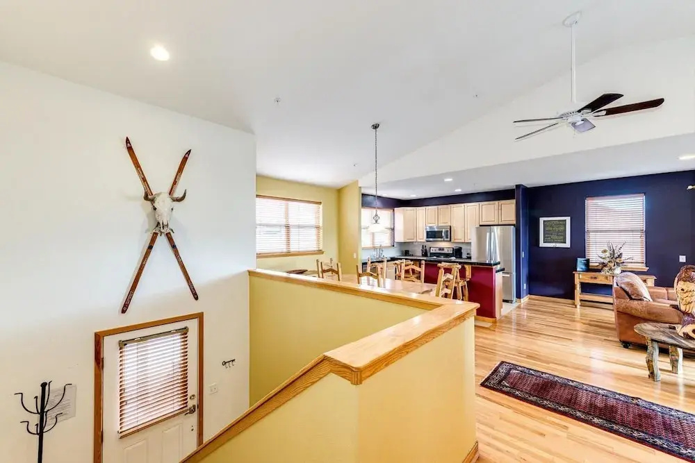 97A Exceptional Views, 4 BR, Central Location by RedAwning