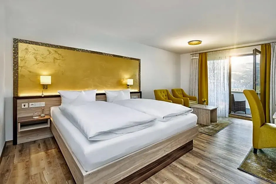 山景一臥室高級雙人房，配有大雙人床