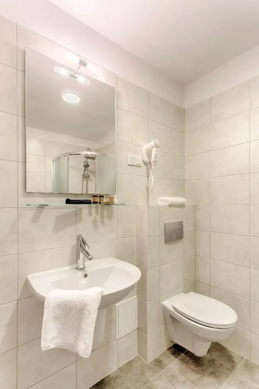 Double room with courtyard view (full double bed)