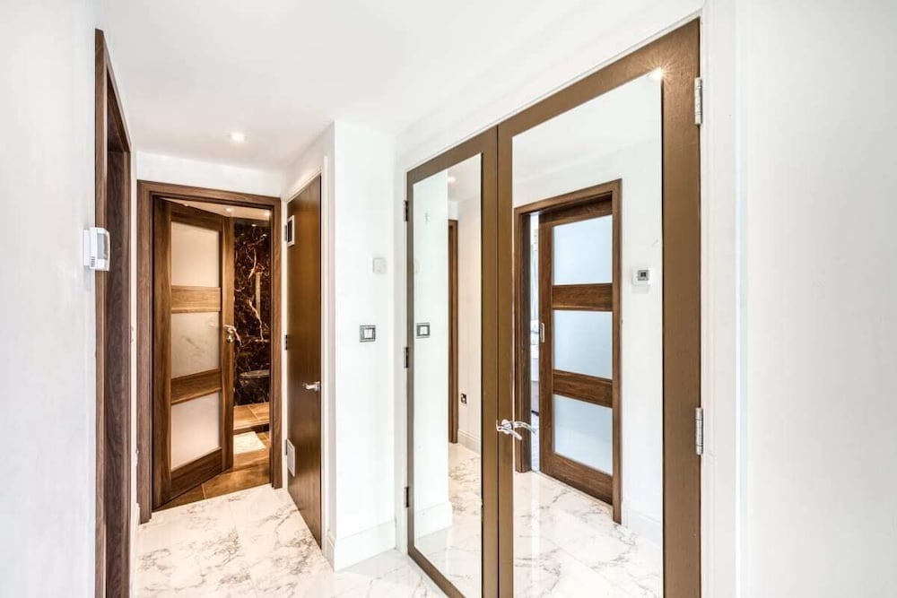 Stylish 1bdr Apt W/balcony, Near Victoria Station