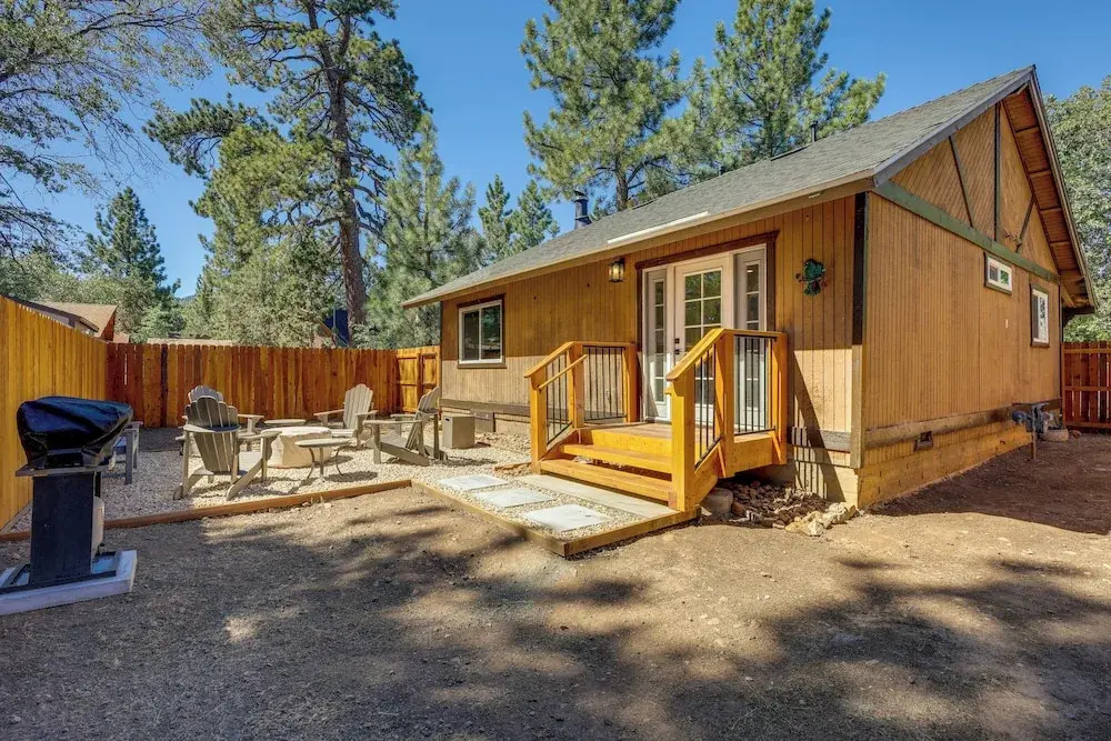 Near Slopes & Shores: Pet-friendly Sugarloaf Gem