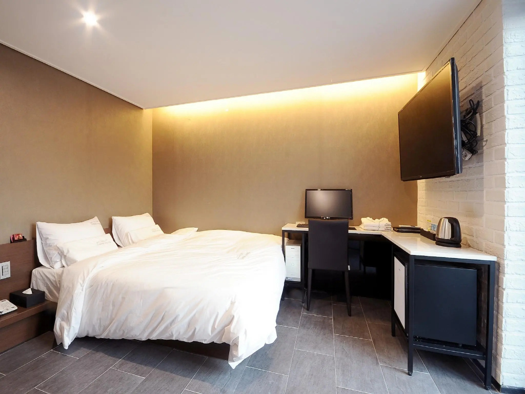 Standard Double room (full double bed)