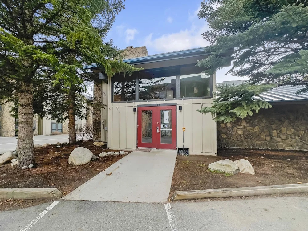 A304 Lake Cliffe 2 Bedroom Condo by RedAwning