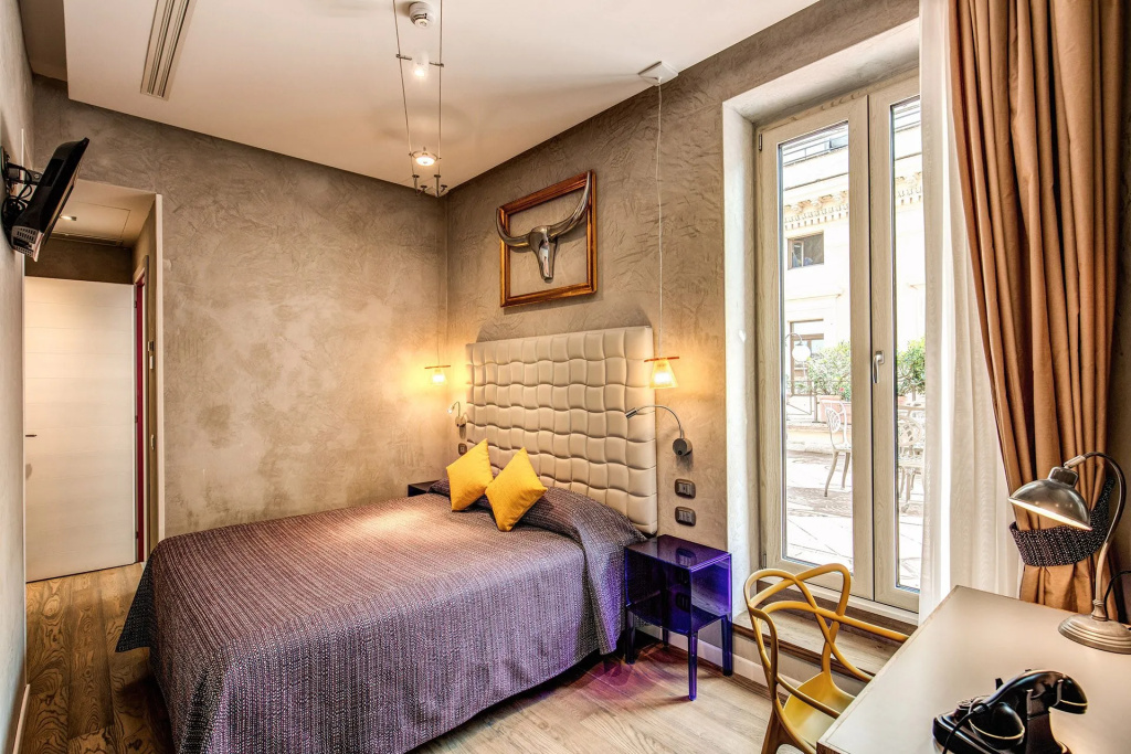 Double room with city view (full double bed)