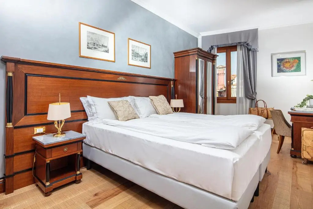 Deluxe Double room with canal view (full double bed)