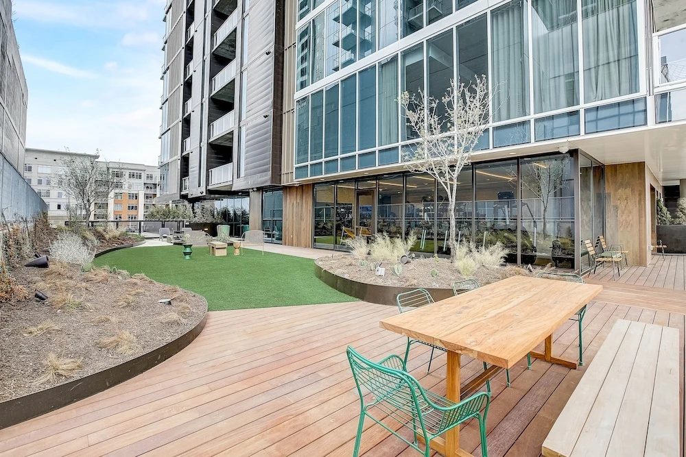 2BR Condo near Rainey St | Heated Pool | Gym | Bar