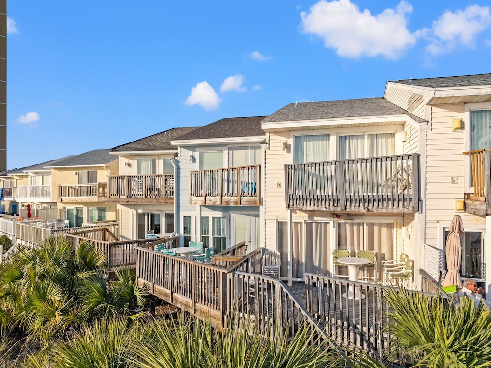 Go-jo Getaway! Coastal Comfort, 2BR Beachfront Townhouse, Sleeps 6