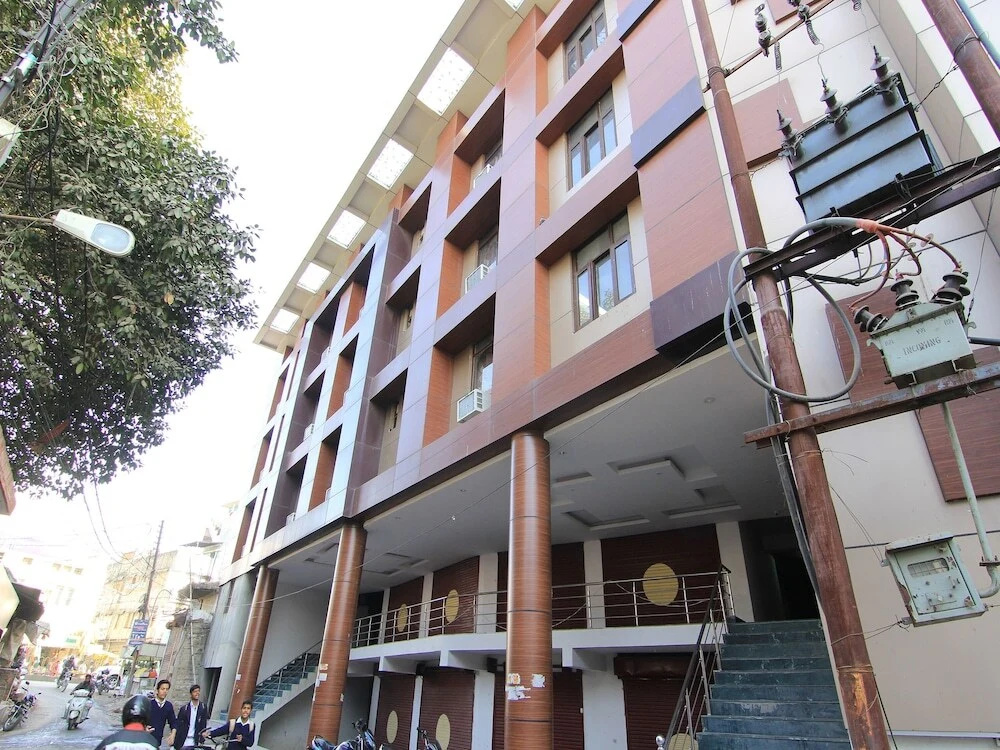 Collection O 50114 S R Grand Charbagh