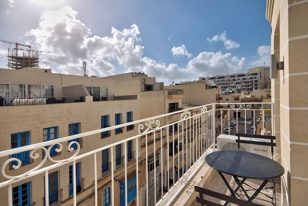 Amazing Airy Apartment Surrounded by All Amenities