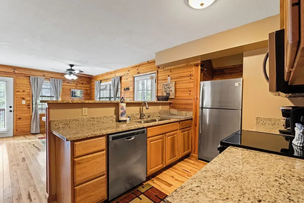 Bear Hideaway Cozy 3BR Cabin - фото 21