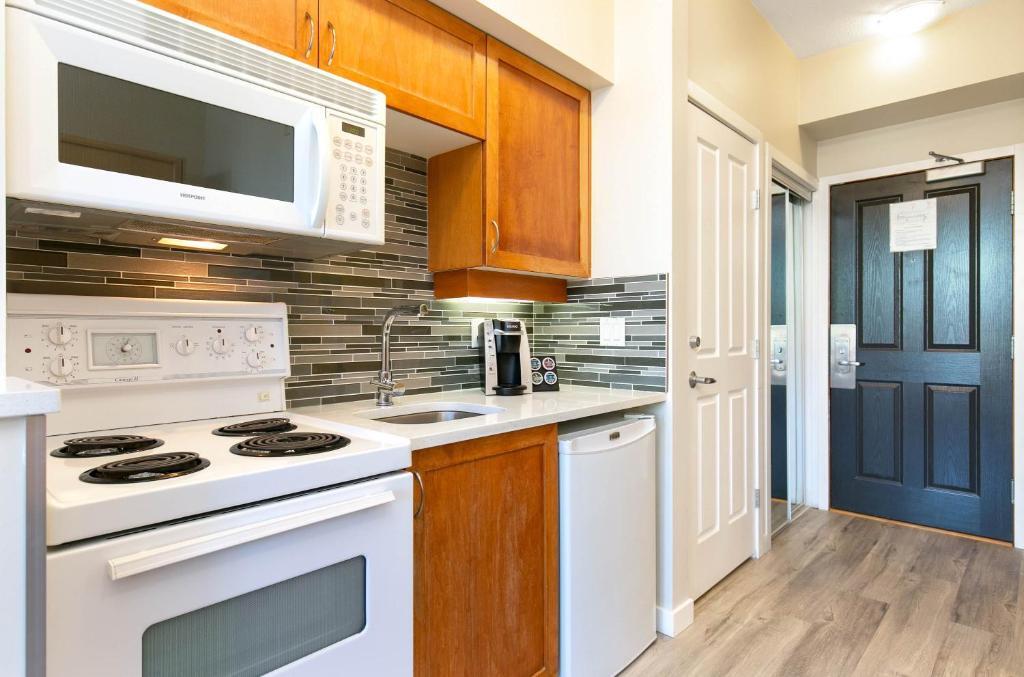MountainView Accommodation, The Alpenglow Lodge Properties by null