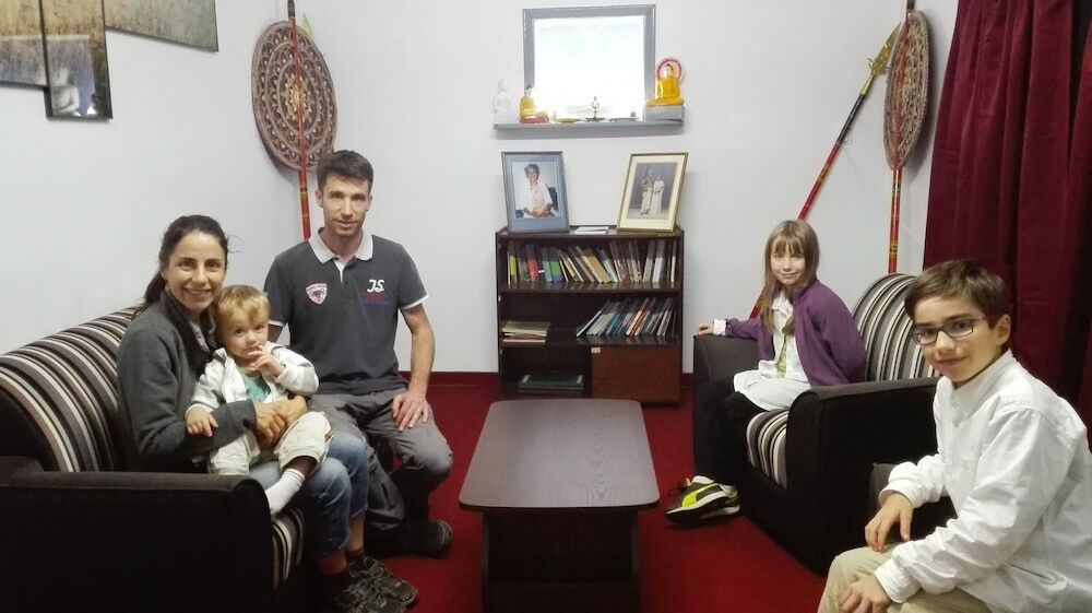 Трёхместный номер Deluxe c 1 комнатой с видом на горы односпальная кровать в Kumara Sevana - The Family Cottage