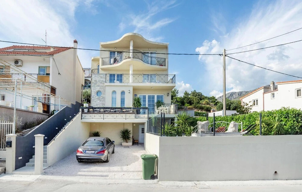 Nice Apartment in Podstrana With 4 Bedrooms, Jacuzzi and Wifi