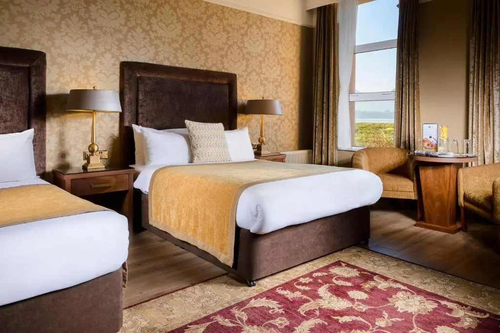 Standard Double room with lake view (full double bed)
