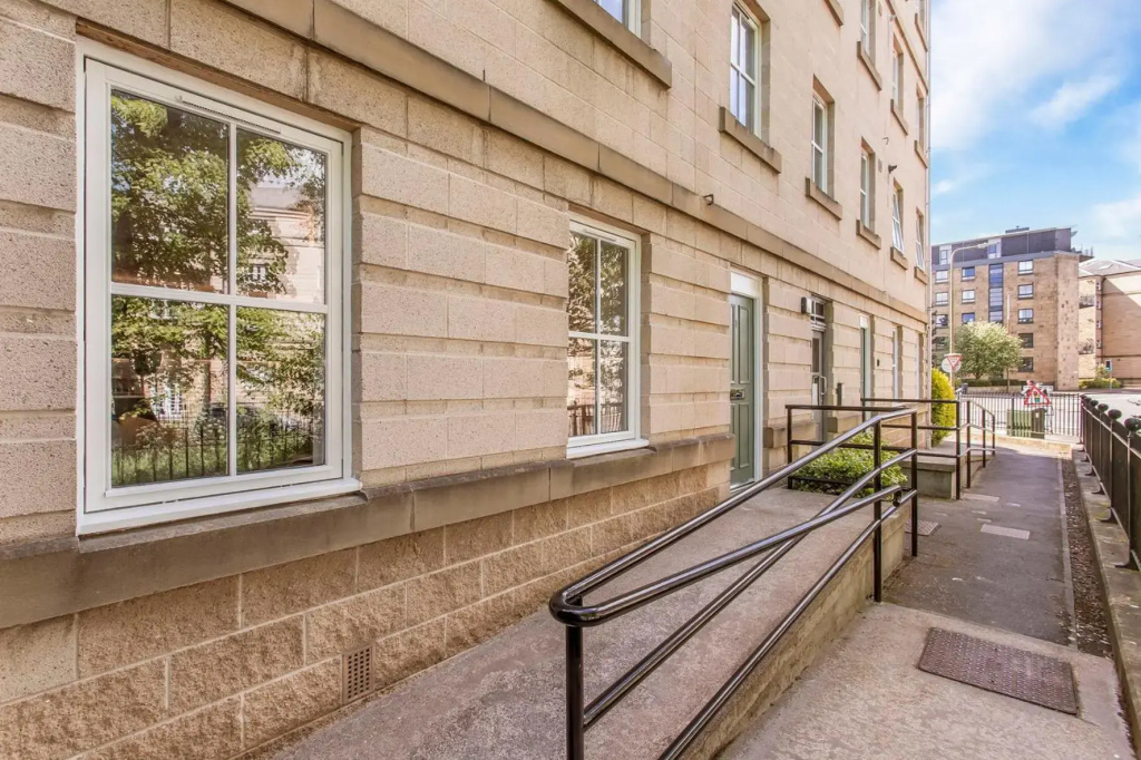 Modern City Centre 2 Bedroom 2 Bathroom Apartments, Main Door Ground with Private Parking