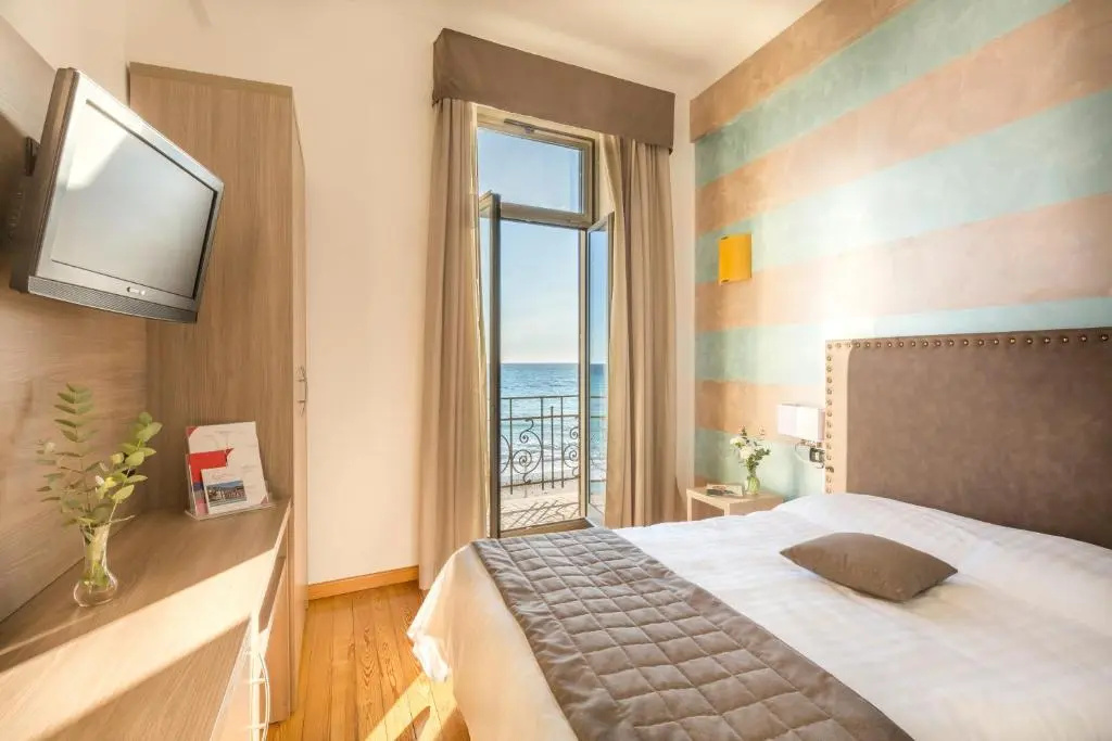 Deluxe Double room with sea view (full double bed)