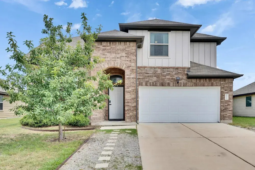 Luxury 4BR 2 5BA Home EV Charger Pool Access
