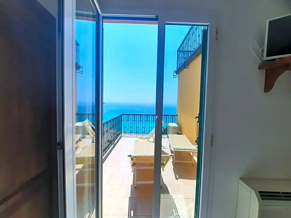 Deluxe Double room (full double bed)