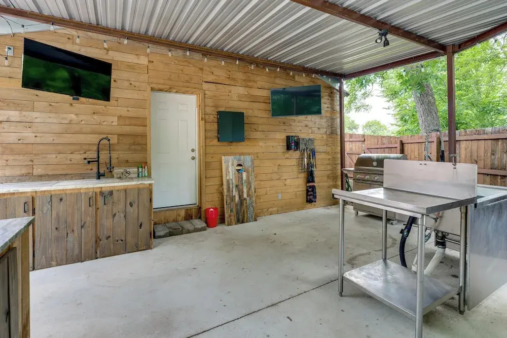 Hot Tub + Outdoor Kitchen: Stylish Home in Bryan