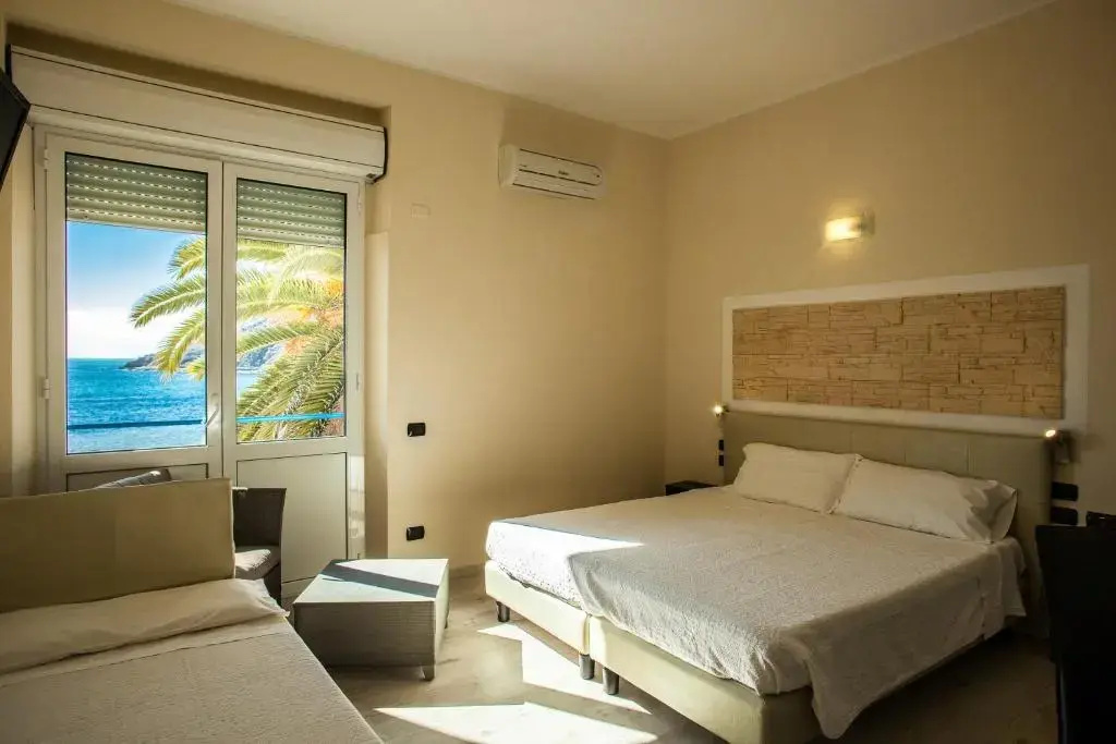 Deluxe Double room with sea view (full double bed)