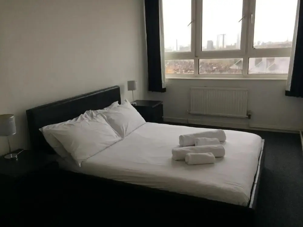 Center Apartment on Jubilee Line