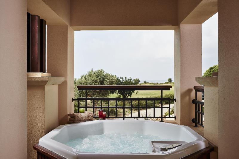 Одноместный семейный люкс с видом на море в Aphrodite Hills Hotel