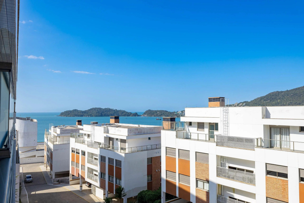 Luxuoso Apartamento em Cond. com Piscina e Lazer