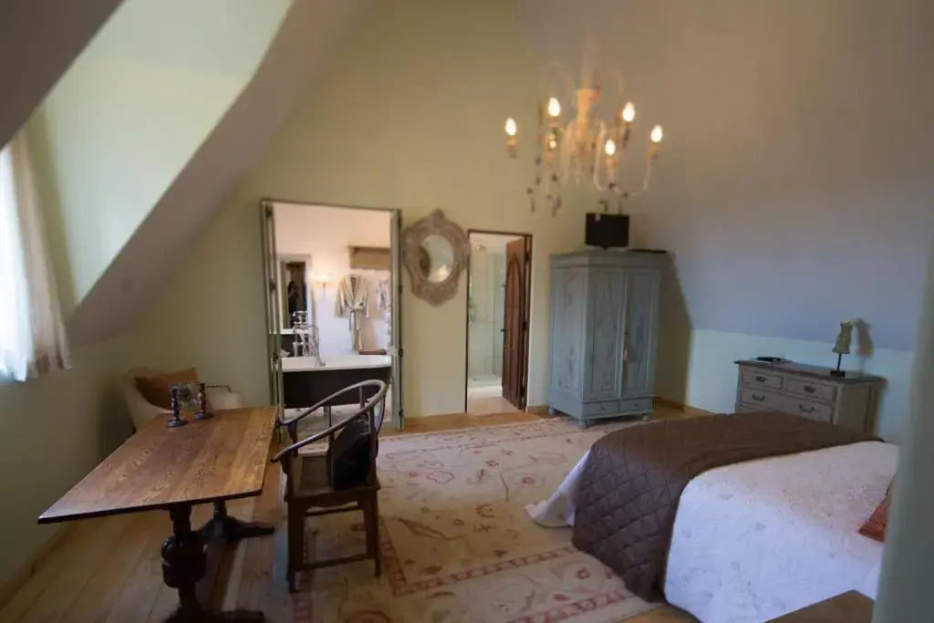 豪華雙人房，設有陽台及海景，配有大床。